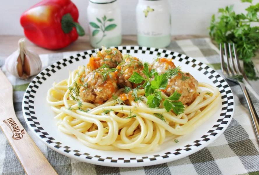 Спагетти с тефтельками в остром томатном соусе готовы. Выложите на тарелку и подавайте к столу в горячем виде.