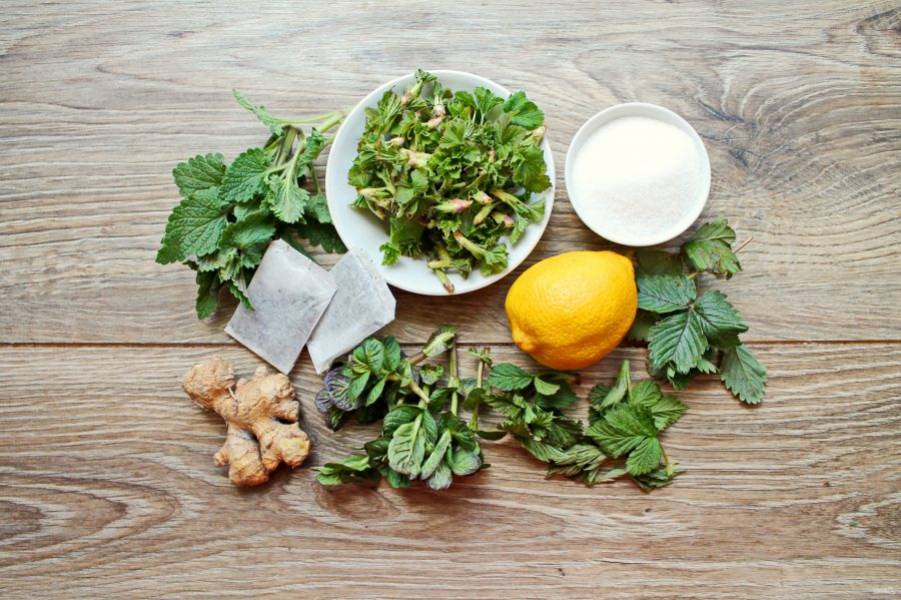 Подготовьте все необходимые ингредиенты для приготовления холодного зеленого чая. Зелень и лимон вымойте.