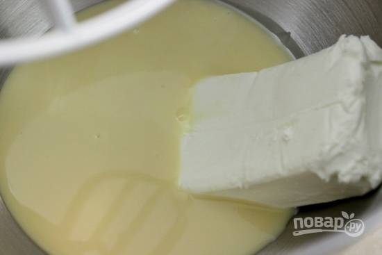 1.	В чашу миксера вылейте сгущенное молоко, выложите к нему сливочный сыр и ваниль.