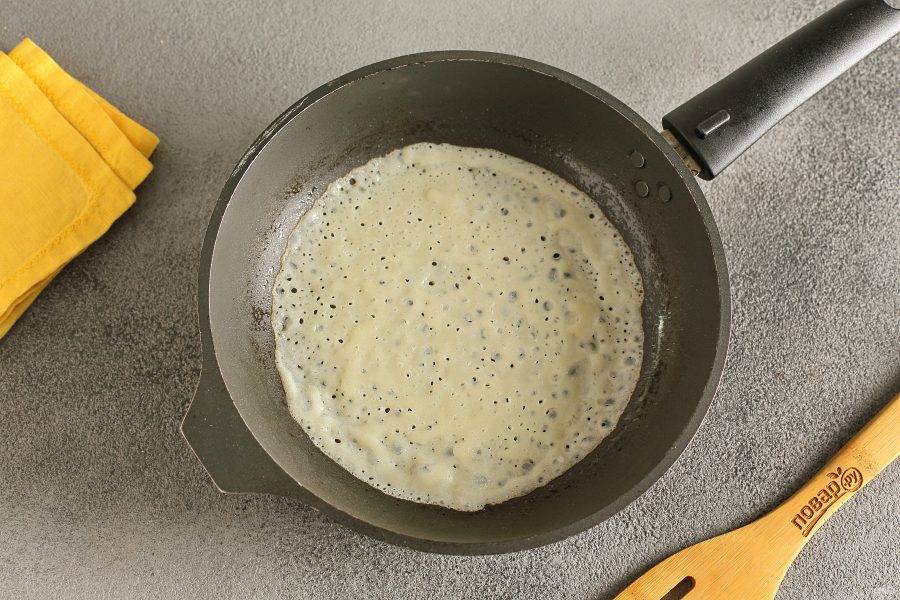 Разогрейте сковороду и смажьте ее маслом. Налейте тесто, равномерно распределяя его по всей сковороде.