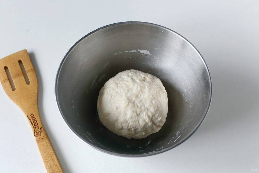 Замесите мягкое тесто, которое не липнет к рукам. Накройте его полотенцем и дайте полежать 20-30 минут.