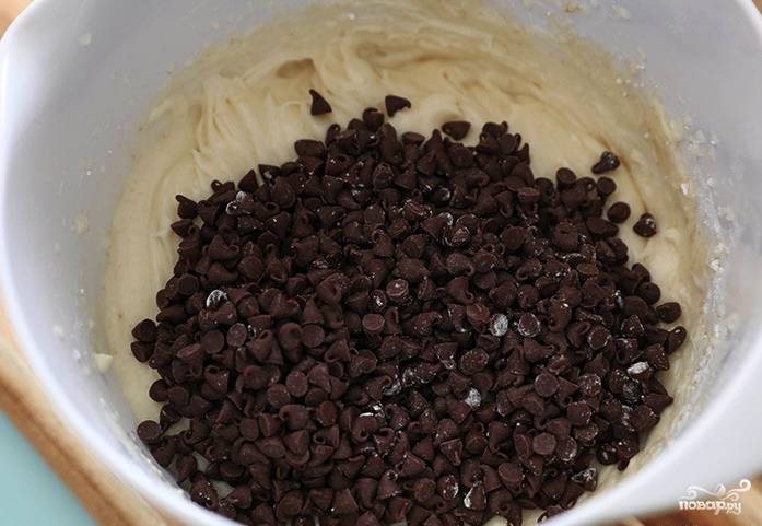 Затем в массу нужно добавить сахарную пудру, коричневый сахар, ванилин. Всё должно быть хорошо перемешано. Завершающий этап — шоколадная крошка. Добавьте её в ёмкость к получившейся массе и вмешайте в неё.