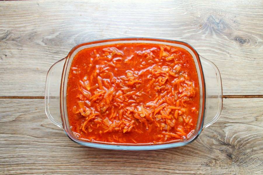Залейте сверху томатным соусом индюшиные шейки и закройте верх фольгой для выпечки.