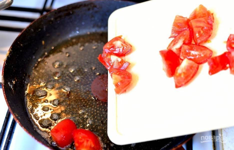 3. В той же сковороде приготовьте нарезанные на средние кубики помидоры и капусту. Протушите овощи в течение 10 минут.