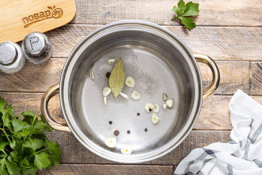 Добавьте соль и сахар, очищенные и нарезанные пластинами зубчики чеснока, лавровый лист, перец горошком и уксус. Проварите маринад около 1 минуты.