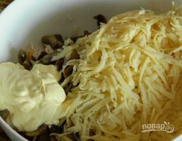 6. В глубоком салатнике соберите все ингредиенты: грибочки, грудку и сыр. Добавьте майонез. 