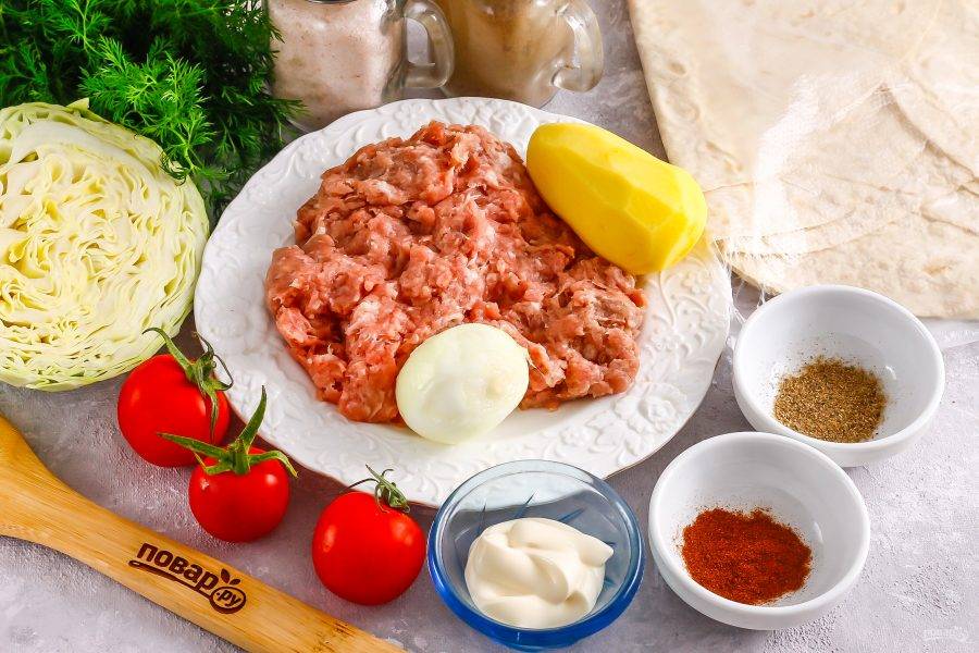 Подготовьте указанные ингредиенты. Фарш приобретите в мясном магазине или сделайте сами из жирной баранины.