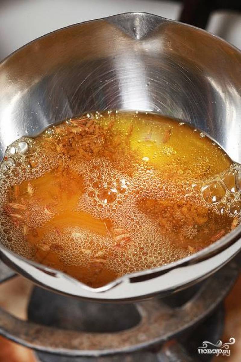 Пока суп варится, разогреваем в огнеупорной посуде масло и обжариваем в нем специи. Затем получившуюся смесь из специй выливаем в суп. Только будьте аккуратны, масло может брызгаться. Варим еще 5 минут и суп готов!
