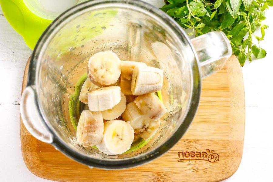 Бананы очистите от кожуры и нарежьте кружочками в чашу блендера или кухонного комбайна.