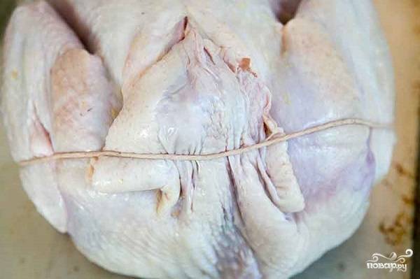 3. Обвяжите птицу толстой ниткой, затем натрите смесью соли и перца со всех сторон. 