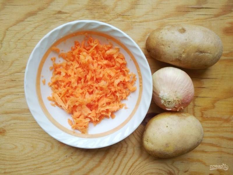 2. Для начала натрите морковь на крупной тёрке.