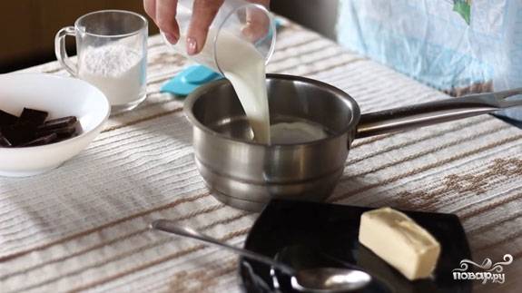 3.	Начинайте готовить глазурь. Поставьте на плиту кастрюлю с молоком, сахарной пудрой и патокой.
