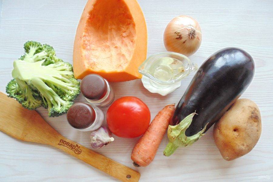 Подготовьте ингредиенты для приготовления овощного рагу.