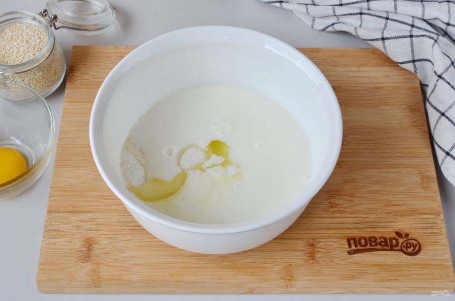 В миске соедините белок яйца или целое яйцо, если мелкое, с солью, сахаром, теплым кефиром.