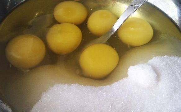 Яйца смешайте со стаканом сахара. Взбивать не нужно, просто смешать.