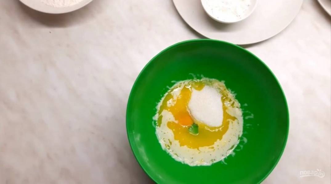 1. Приготовьте тесто. Для этого в растопленное сливочное масло добавьте яйцо и сахар, перемешайте. 