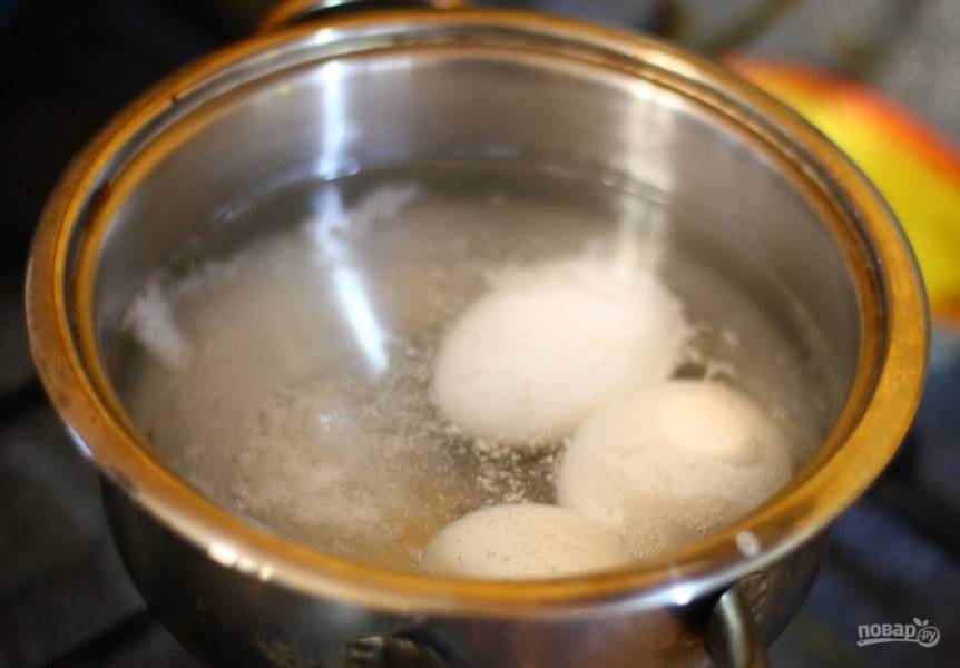 1. Если вы готовите постный суп, то яйца и бульон не нужны. Бульон должен быть овощным, а в классическом варианте для приготовления этого супа нужен куриный бульон. Отвариваем яйца вкрутую, тем временем готовим бульон.
