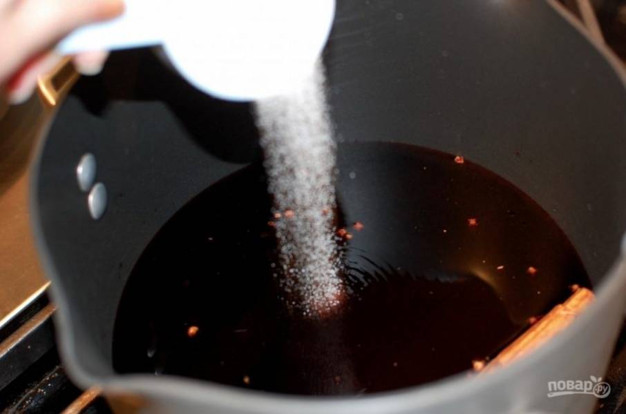 3.	По вкусу добавьте сахар, варите смесь на среднем огне, чтобы растворились крупинки.