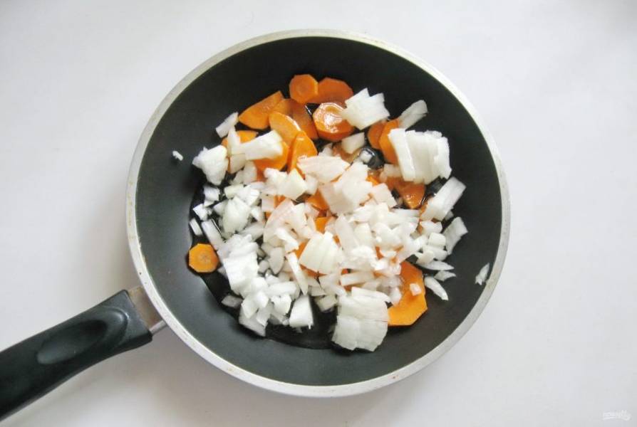 Морковь и лук очистите, помойте и мелко нарежьте. Выложите в сковороду с рафинированным подсолнечным маслом. Припустите в сковороде на небольшом огне в течение 10-12 минут, перемешивая.