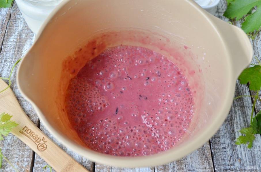 Погружным блендером пюрируйте массу. После чего пропустите ее через мелкое сито, чтобы шкурки ягод не попали в суп.