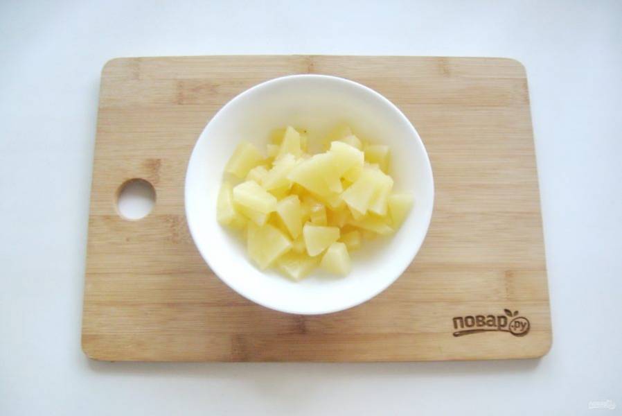 Консервированные ананасы нарежьте небольшими кусочками, но не очень мелко.
