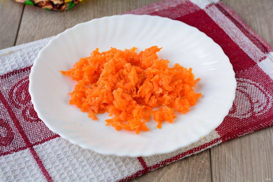 Отварную морковку натрите на терке.