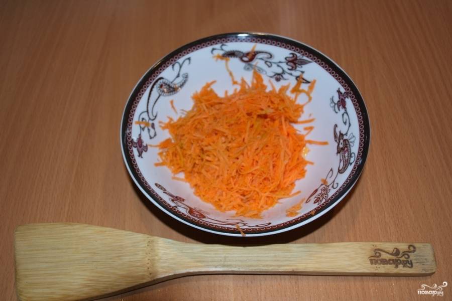 Сырую морковь натрите на терке.