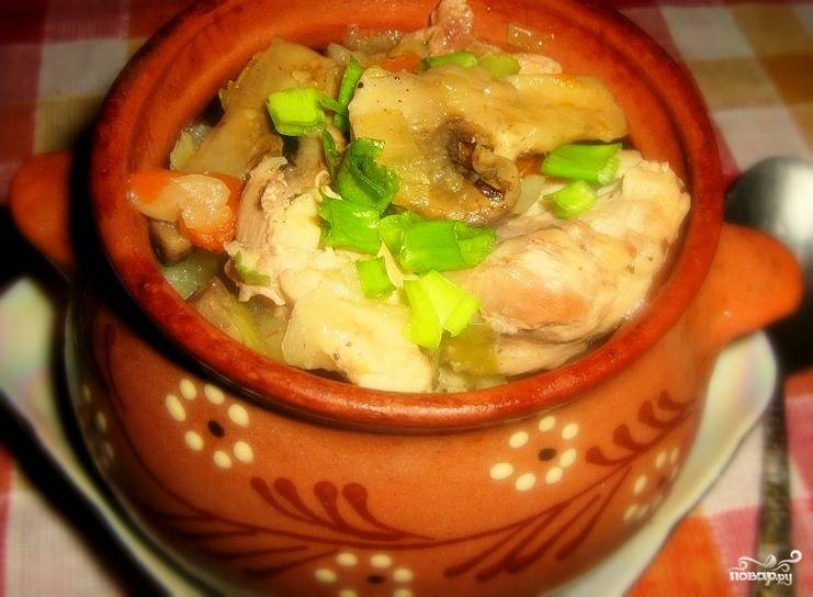 Вариант 1: Курица в горшочке с картошкой и грибами - классический рецепт с пошаговыми фото