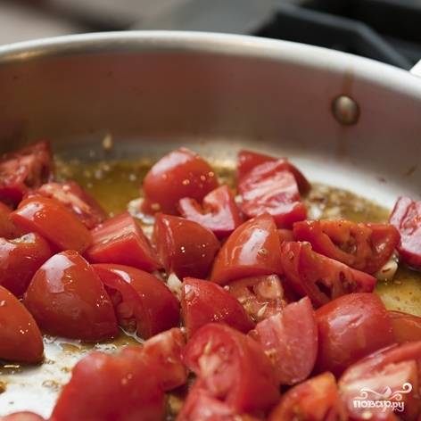 6. В сковороду, где жарился бекон, добавьте еще немного оливкового масла. Обжарьте чеснок и помидоры, помешивая, в течение нескольких минут до мягкости.