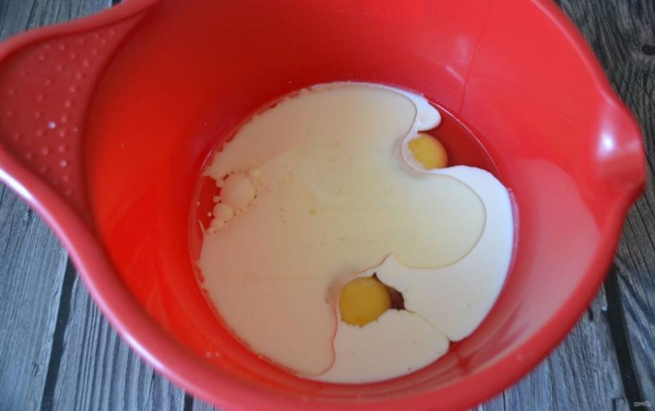 Вбейте 2 яйца в миску для взбивания, добавьте кефир, растительное масло, ванильный сироп.