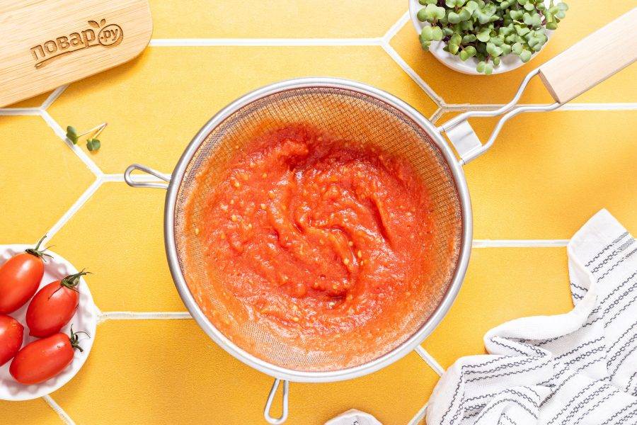 Процедите через сито от шкурок и семян.
