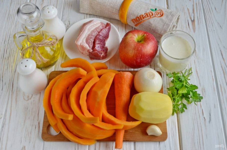 Подготовьте продукты.  Очистите все овощи от кожуры, у тыквы срежьте внутренний волокнистый край. Четвертую часть тыквы порежьте маленькими кубиками, остальную — крупно.