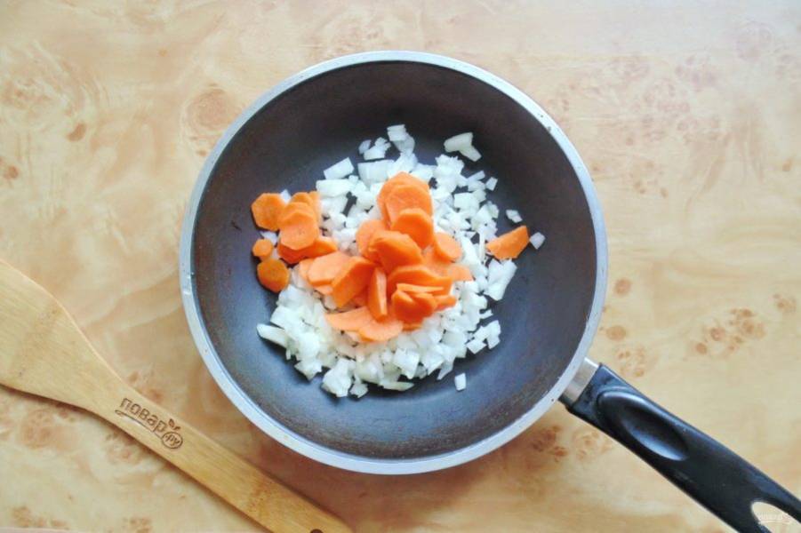 Тем временем лук и морковь очистите, помойте и мелко нарежьте. Выложите в сковороду с подсолнечным маслом.