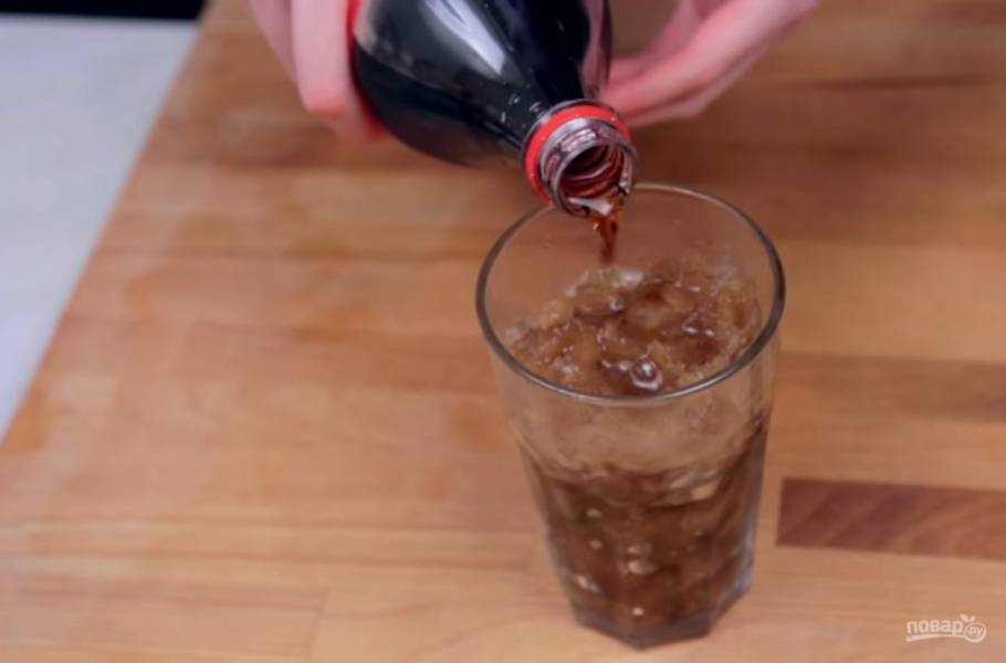 3. Затем добавьте немного "Кока-колы" и снова взбейте блендером. Полученную смесь переложите в стакан и по желанию добавьте еще немного "Кока-колы". Приятного аппетита!
