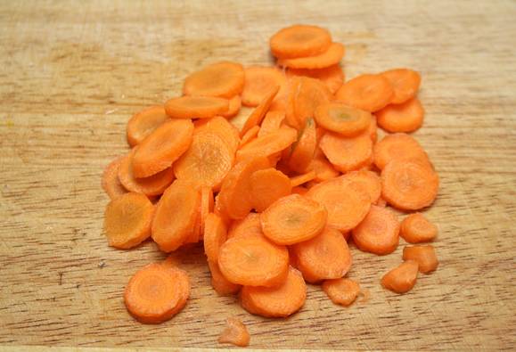 6. Вымыть, очистить, измельчить морковь. 