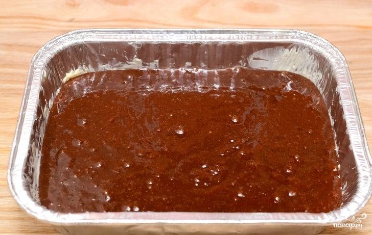 4. Вылейте туда тесто, отправьте его в духовку. Запекайте пирожное "Брауни" в домашних условиях около получаса. Затем остудите немного и нарежьте порционными кусочками. Перед подачей на стол можно присыпать сверху сахарной пудрой или полить глазурью, например. 