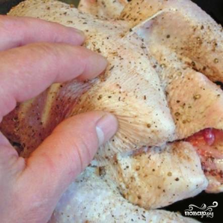 Тщательно натираем цыпленка полученной смесью специй. Натираем и снаружи, и внутри.