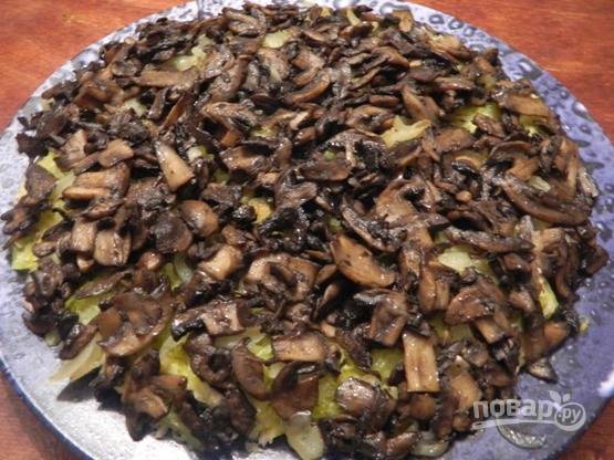 И последний слой — грибы. В оригинальном рецепте грибы тоже смазывают майонезом, но я не стал этого делать. Отправляем салат в холодильник на 2-3 часа.