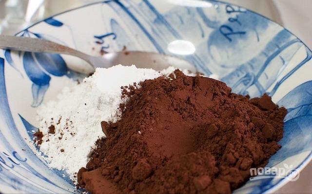 1.	В миске смешайте пшеничную муку и какао-порошок.