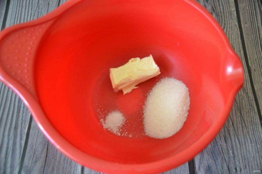 В емкость для замешивания теста вбейте яйцо, добавьте щепотку соли и 50 грамм сахара, смешайте.