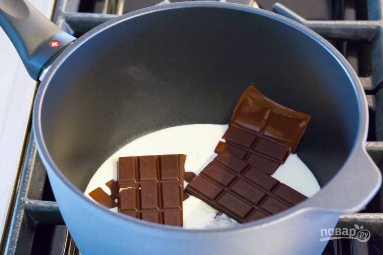 1. Растопите шоколад в горячих сливках.