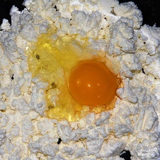 В миске смешать творог, яйцо, сахар и соль.