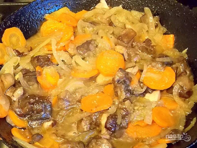 Обжарьте овощи и мелко нарезанный бекон в течение пяти минут. Добавьте нарезанные грибы и жарьте еще пять минут.