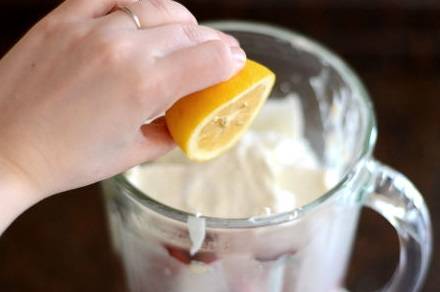 6. Взбейте все до однородной массы, затем добавьте свежевыжатый лимонный сок.
