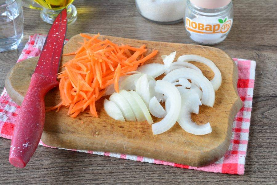Натрите на терке морковку, а лук нарежьте полукольцами.