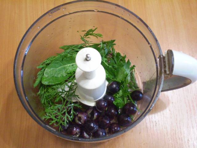 Складываем в чашу комбайна виноград и зелень, добавляем воду.
