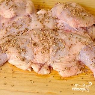 4. Цыпленка посолите со всех сторон, затем хорошенько натрите смесью из зиры, перца и кориандра.
