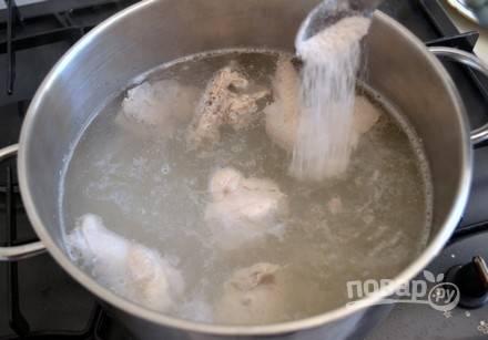 Доведите воду до кипения. Затем снимите пену и добавьте соль. Варите бульон 30 минут на медленном огне.