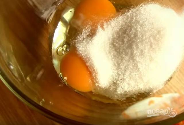 2. Яйца соедините с сахаром и взбейте венчиком. 