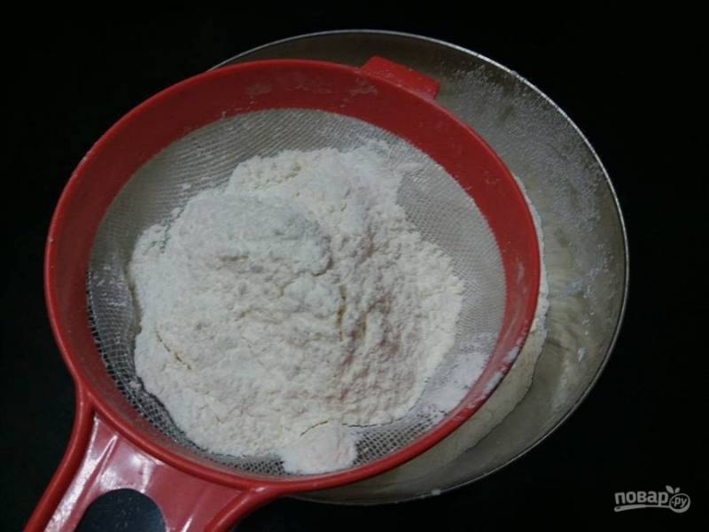 2. В большую миску просейте муку, разрыхлитель, соду и соль с помощью сита.
